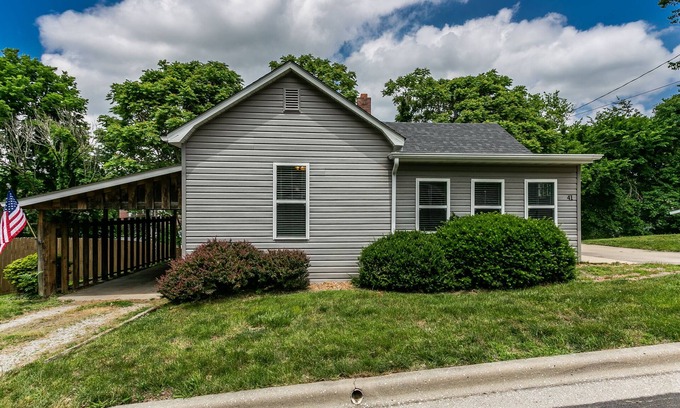 Glen Carbon Cabaña | Sunset Cottage - Entire home downtown Glen Carbon