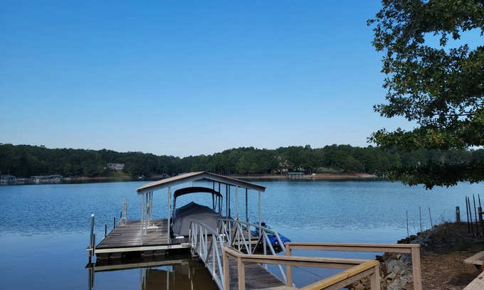 Seneca Casa | Sunset Cove / Lake Keowee / Waterfront / 13 miles to Clemson / Beach area