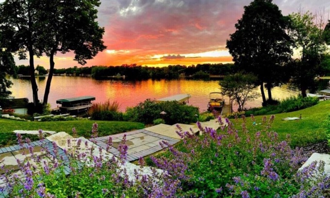Okauchee Apartamento | Okauchee Lake Home: 4BR/4 BA | Hot Tub |Lake Toys & Pontoon Rental