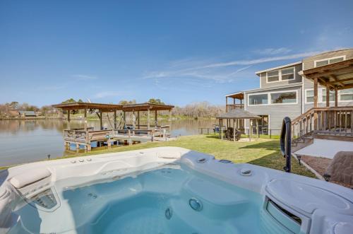 Onalaska Casa | Sunset Cove Lakefront Rental with Private Dock!