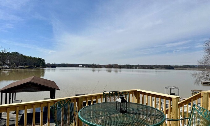 Gadsden Casa | Sunset Cove on Neely Henry with Private Pier and Balcony with Waterfront Views