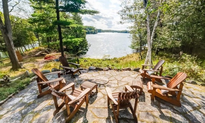 Frontenac Casa | Sunset Cove Waterfront nature retreat with bunkie