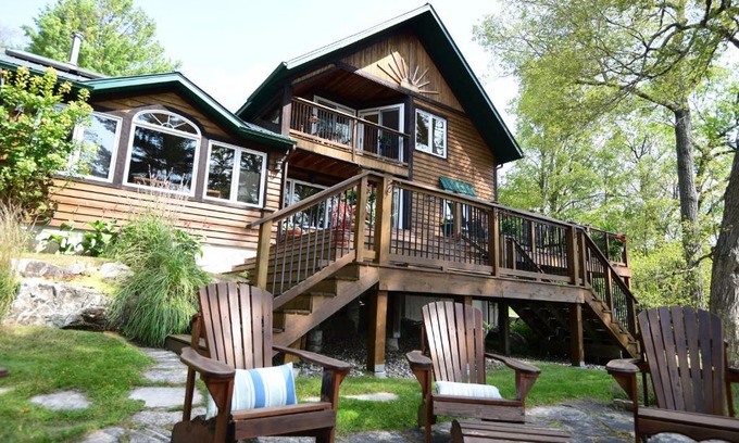 Frontenac Casa | Sunset Cove Waterfront nature retreat with bunkie
