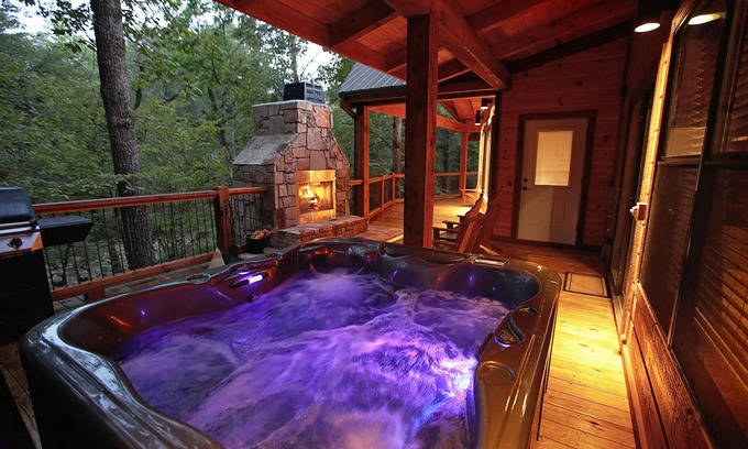 Broken Bow Cabina | Sunset Creek Spa Cabin - Cabina de spa de lujo con spa de vapor húmedo con aromaterapia.