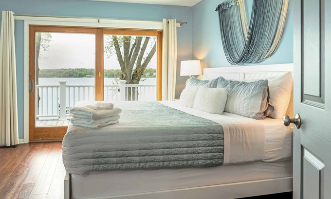 Delavan Lake Casa | Sunset Getaway on Delavan Lake – Waterfront 4 BDR, Pet Friendly!