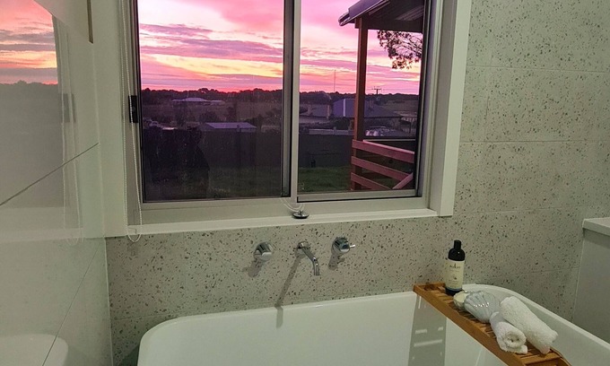 Kingscote Casa | Sunset Hideaway - In Kingscote
