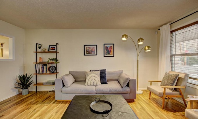 Sunset Casa | Sunset Home perfect for extended stays with fully fenced in yard, designated office, two living rooms, located across from Boise Foothills and close to Bogus Basin in Boise's North End