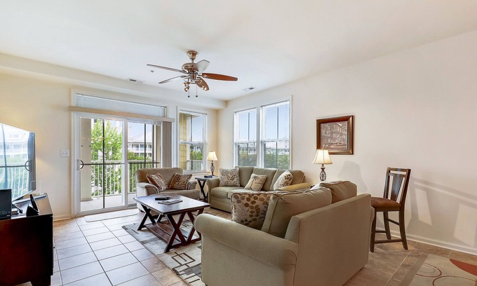 Sunset Island Condominio | Sunset Island Condo w/ Free WiFi, AC, Washer/Dryer & Shared Pools/Beaches