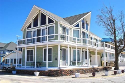 South Haven Casa | Sunset Kisses- Beachfront Luxury vacation rental