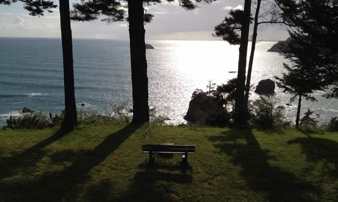 Trinidad Casa | Sunset Knoll ~ Tranquility on the Bluff w / Sweeping Ocean Views, Pets Welcome