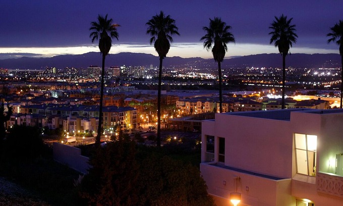 Norma Triangle Apartamento | Sunset & LA Cienega, Walk everywhere, free parking, city views, washer dryer.