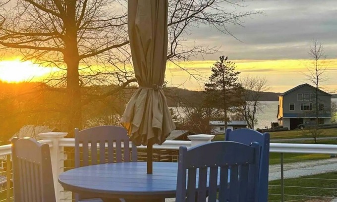 Senecaville Casa | Sunset & Lake View~Kayaks~SUPs~Fire Pit+wood~ Grill+propane~ 2 Bedroom en-suites