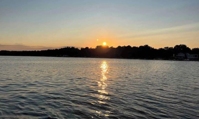 Twin Lakes Casa | Sunset Lakehouse: lake view, steps from beach and easy commute to Lake Geneva!