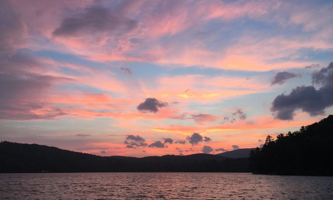 Hanover Cabaña | "Sunset Lodge" una casa de campo frente al lago de Maine con casa de huéspedes con encanto