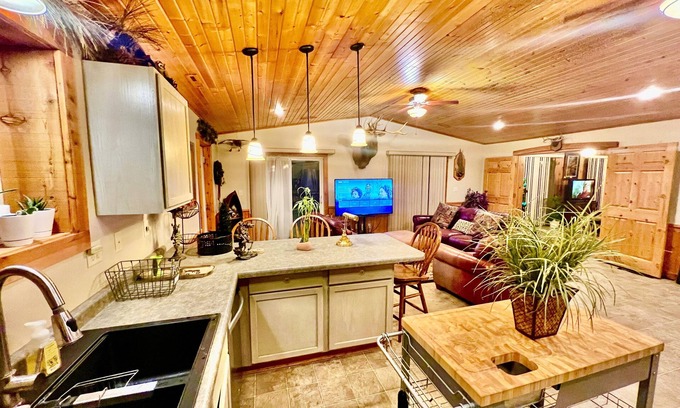 Harpers Ferry Cabina | Sunset Lodge w/ Hot Tub & Pool... 9 Bedrooms