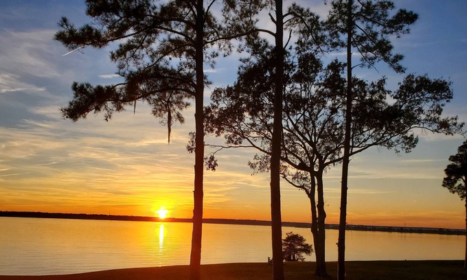 Summerton Condominio | ☀️ Sunset Oasis - Lakefront Condo 🚤