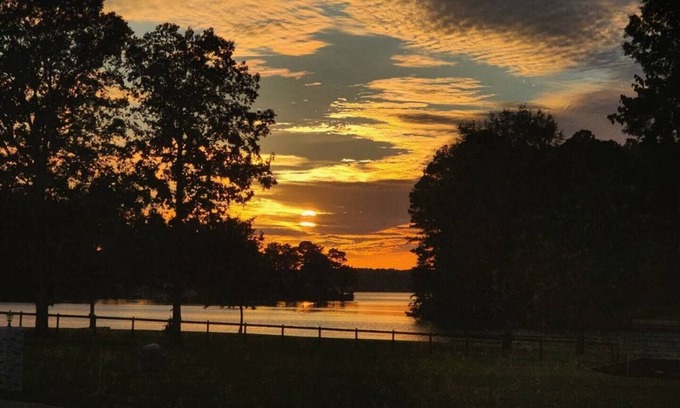 Chappells Casa | Sunset Oasis - Lakefront Getaway on Lake Greenwood! 3-BD/2BA House/Sleeps 8/Dock