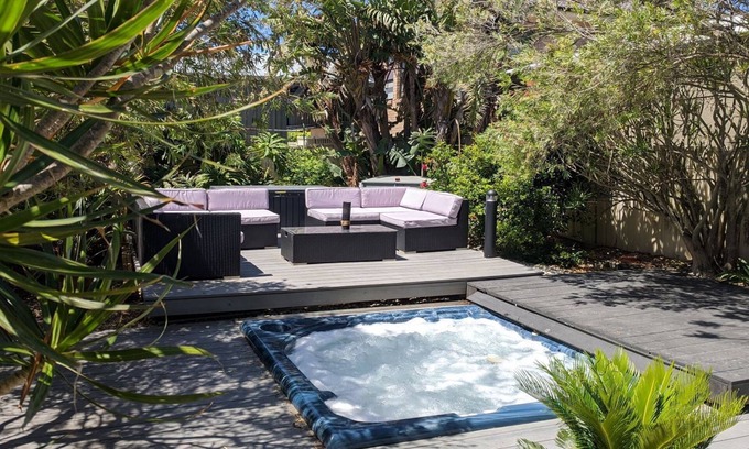 Anna Bay Casa | 'Sunset on Birubi': admite mascotas, aire acondicionado, vistas al agua, WIFI y spa al aire libre