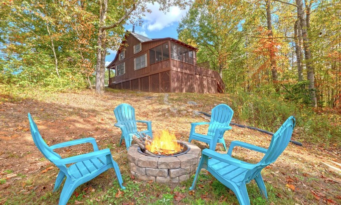 Helen Cabina | Sunset Overlook - Pet Friendly, Family Cabin Gorgeous Mtn and Sunset Views