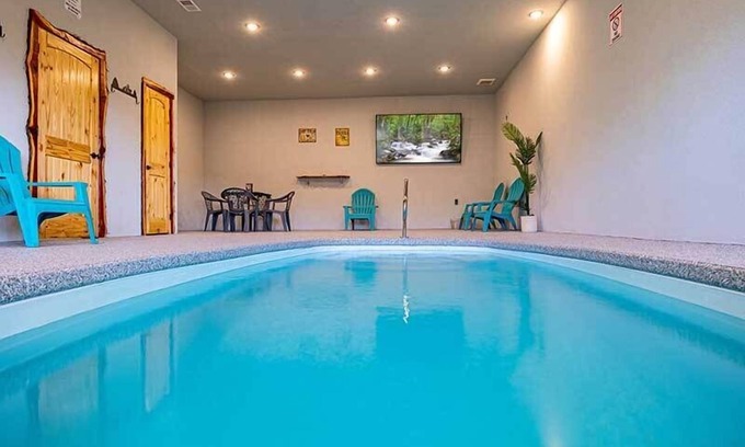 Sevierville Cabina | Sunset Peak- The perfect cabin with indoor pool, Mountain Views, and fire-pit!