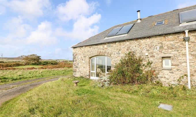 Goodwick Cabaña | SUNSET, pet friendly, with a garden in Goodwick