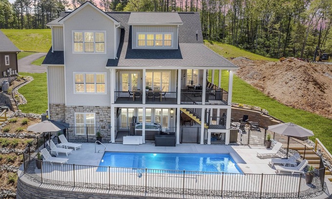 Moneta Casa | Sunset Ridge, Lakefront NEW Luxury w/ 7-Bedrooms + Heated Salt Pool, Covered Decks, Hot Tub & Dock!