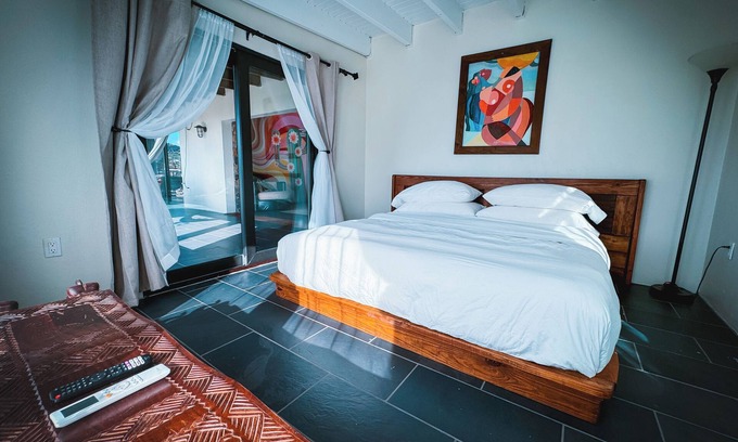 Hart Bay Casa | Sunset Shanti - artist's oasis with sunset view