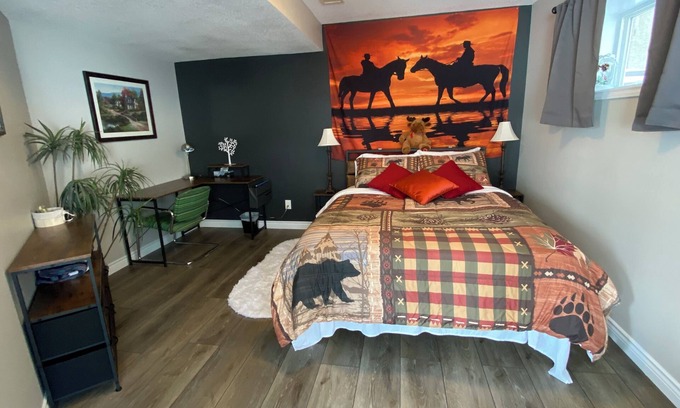 Cochrane Cama Y Desayuno | Sunset Suite - private walkout, free breakfast, luxury airjet tub, dog friendly!