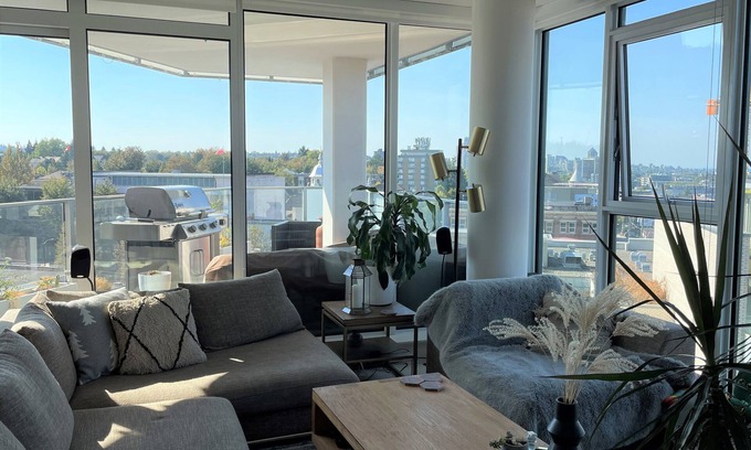 Mount Pleasant Condominio | Sunset view 2 bed, 2 bath condo in heart of Mount Pleasant w/gym + deck