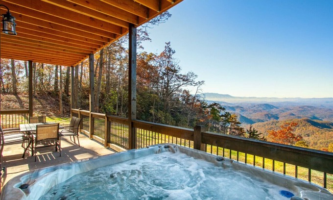 Sevierville Cabina | Dollywood Luxury Cabin | Private Pool, Hot Tub, Game Room & Theater