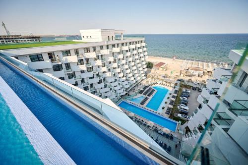 Mamaia-Sat Apartamento | Sunset View Apartment in Infinity Beach Resort - parking