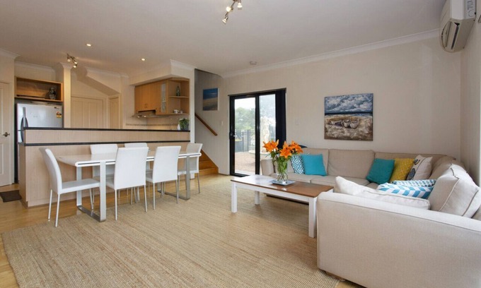 Hamilton Hill Casa | Sunset Views - 3 Bedroom Townhouse
