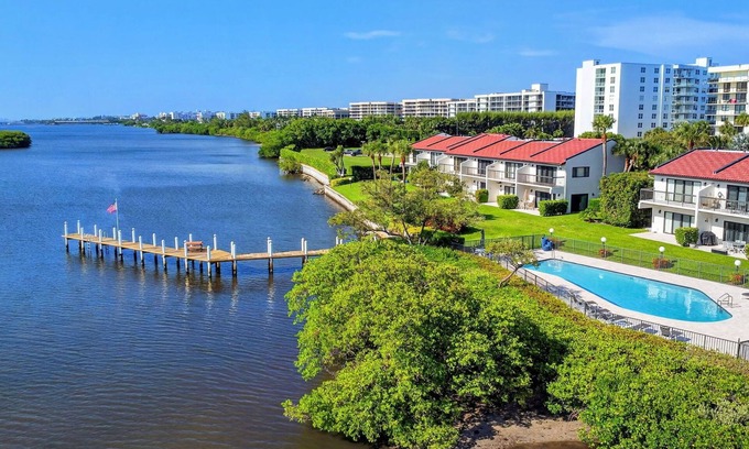 South Palm Beach Condominio | Sunset views - Pool - Updated