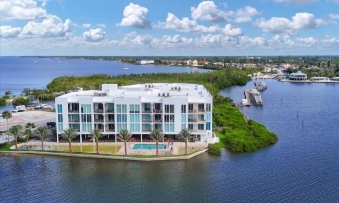 New Shoreham Casa | Sunset Views, Sand Between Your Toes-Your Winter Escape Awaits!