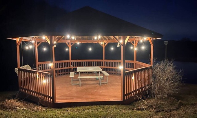 Springfield Otro | Sunsets & Hot Tub Lake lodge 35-min from Nashville