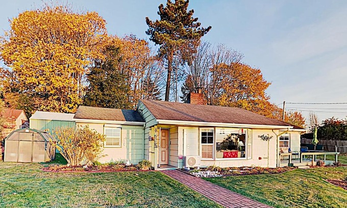 Des Moines Casa | Sunsets over Sound