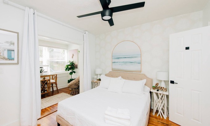 Historic Uptown Apartamento | Sunshine and palms tropical retreat in Saint Petersburg