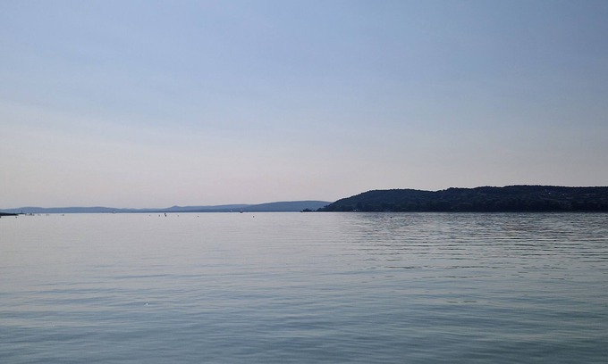 Szantod Casa | Sunshine Beach House DIRECTLY ON THE LAKE, ROWBOAT, Garden/barbecue island, WiFi