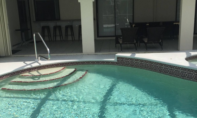 Port Charlotte Casa | Sunshine Canal con una piscina en tierra