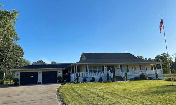 Monticello Casa | Sunshine Escape: Spacious 6-BDR Home w/ Patio, Fire Pit & 2 Miles to Marina