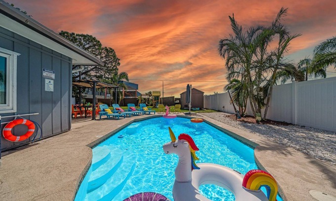 South Bradenton Casa | Sunshine Family Paradise With Heated Pool, Hot Tub, & King Bed