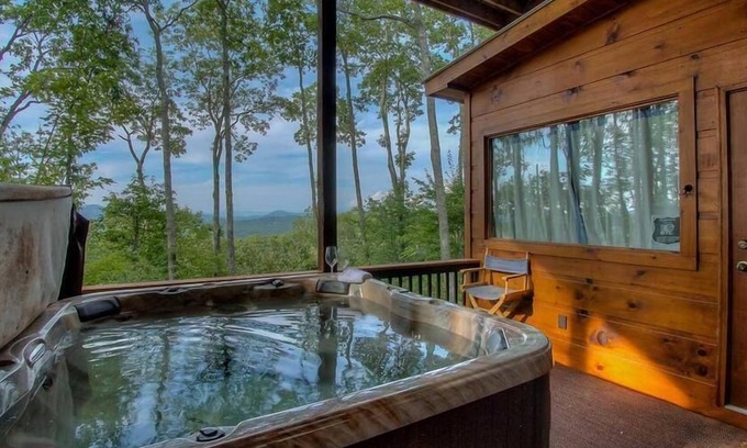 Morganton Cabina | Cubierta Sunshine Mountain- Screen | Excelentes comodidades al aire libre | Master en Main