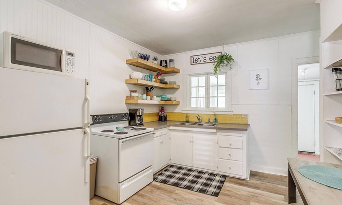 Granbury Condominio | Sunshine Shack: Spacious 2-Bedroom Granbury Glow
