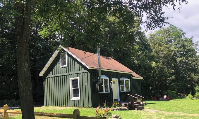Cornwallville Cabina | Sunside Schoolhouse - Est 1785 - A dog friendly cabin 10 min to Windham, NY.