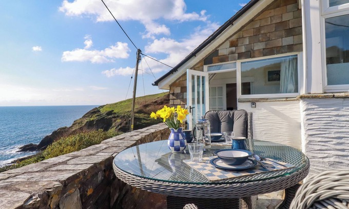 Portloe Cabaña | SUNTRAP HOUSE, pet friendly, character holiday cottage in Portloe
