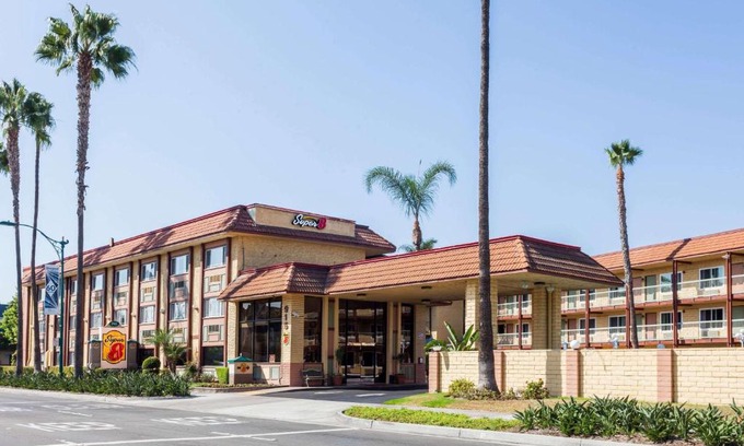 Anaheim Resort Hotel | Super 8 by Wyndham Anaheim/Disneyland Drive