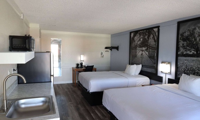 East Congress Hotel | Super 8 by Wyndham Austin South / I-35