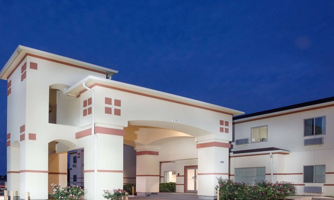 Brenham Hotel | Super 8 by Wyndham Brenham TX