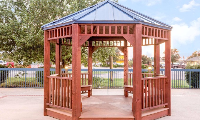 Hattiesburg Hotel | Super 8 by Wyndham Hattiesburg South
