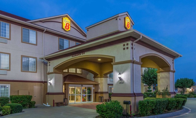 Hillsboro Hotel | Super 8 by Wyndham Hillsboro TX